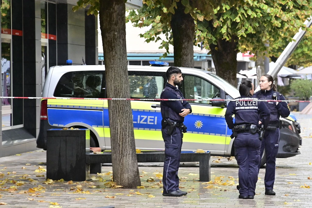 Tuttlingen: Einsatzkräfte der Polizei haben den Tatort weiträumig abgesperrt.