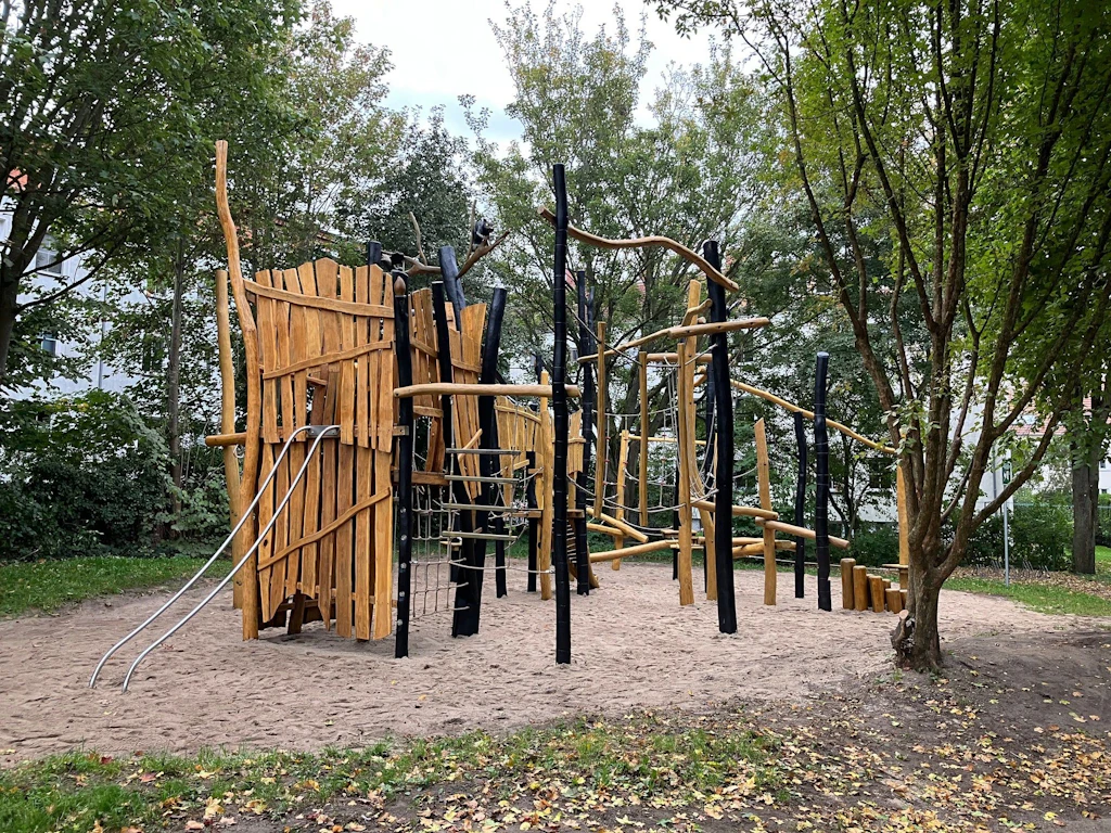 Spielplatz in Stralsund: Die Geisterwald-Kletteranlage in der Baumschulenstraße ist nach der Sanierung wieder nutzbar.