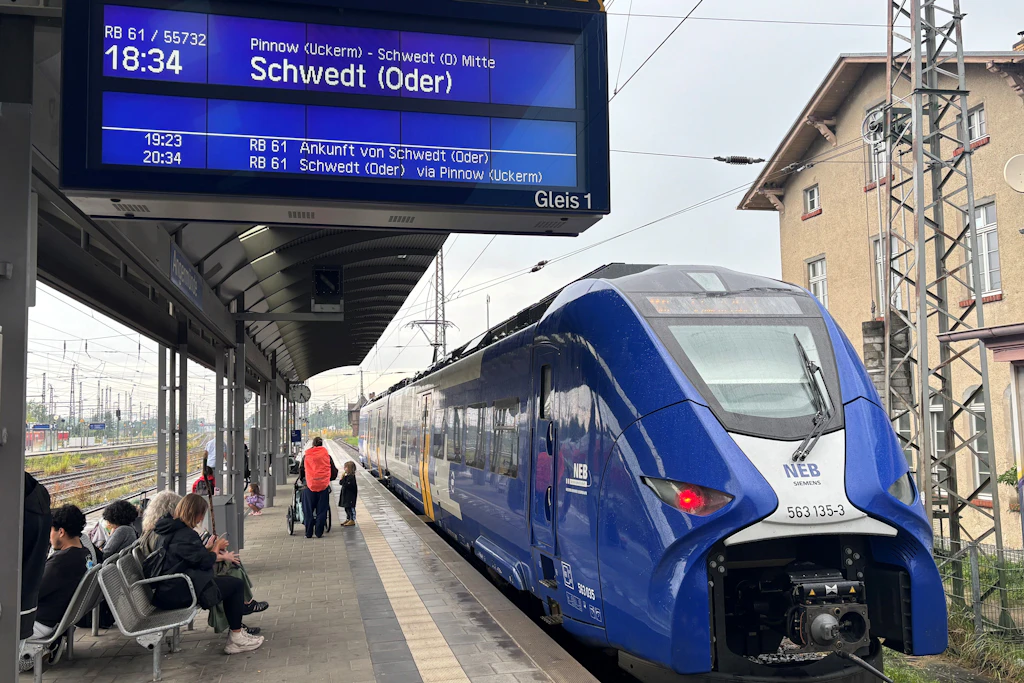 Ein Zug der RB61 nach Schwedt hält in Angermünde. Wenn die Direktverbindung zwischen Berlin und Schwedt wegfällt, wird diese Regionalbahn auf einen Stundentakt verdichtet.