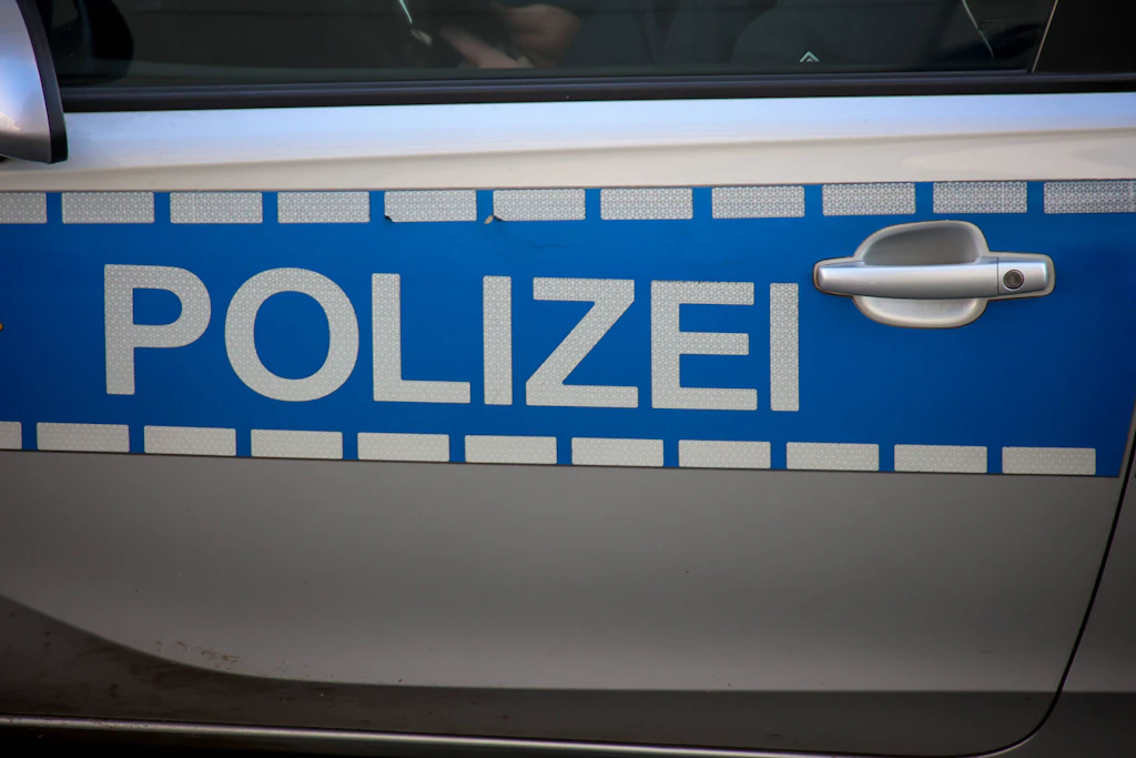 Polizeieinsatz: Nach dem Unfall auf der A4 ermittelt die Polizei gegen einen 21-Jährigen wegen Gefährdung des Straßenverkehrs (Symbolbild).