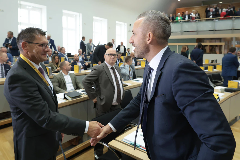 BSW-Fraktionschef Thomas Schulze (links) und AfD-Fraktionschef Ulrich Siegmund begrüßen sich bei der konstituierenden Sitzung des Landtags in Magdeburg.