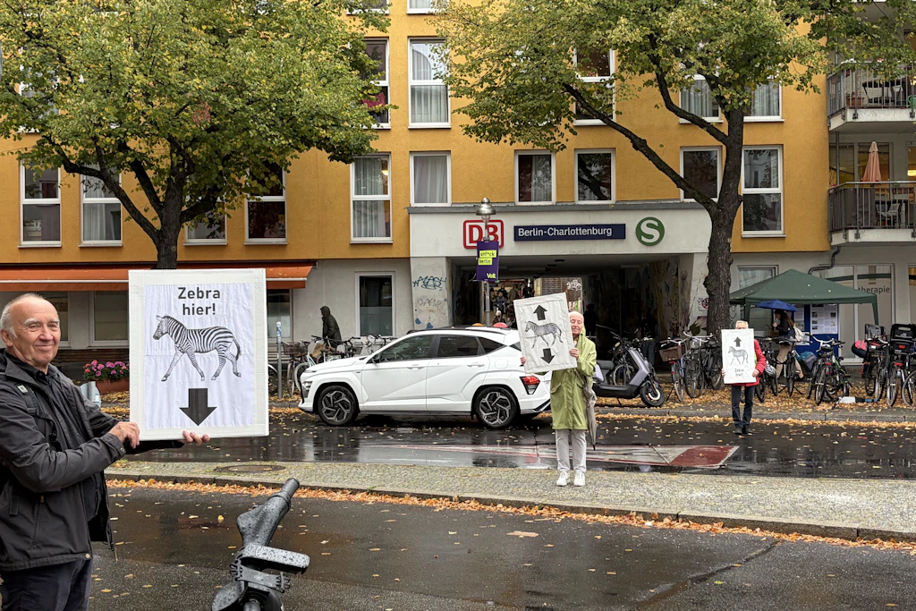 Mitglieder der Initiative „Kiez Lewisham“ demonstrieren für einen Zebrastreifen.