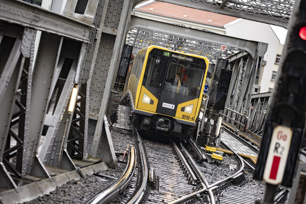 Eine U-Bahn der Linie U1 fährt in den U-Bahnhof Gleisdreieck ein. Die Strecke wird im kommenden Jahr erneut zur Baustelle.