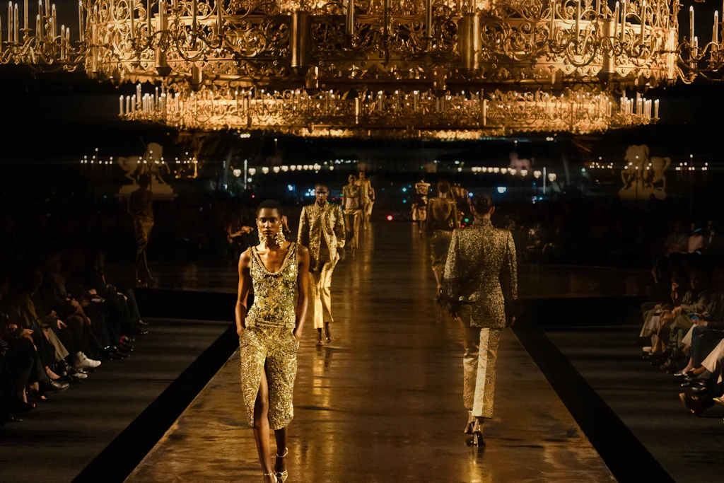 Was viele schon vermutet hatten, ist nun bestätigt: Mit der Frühjahrskollektion 2027 endet Anthony Vaccarellos Zeit bei Saint Laurent.