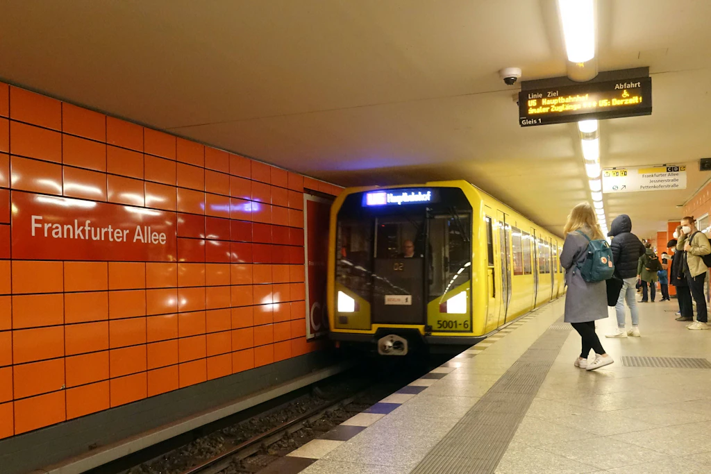 U-Bahn im Bahnhof Frankfurter Allee. Auch auf der Linie U5 wird 2027 wieder gebaut.