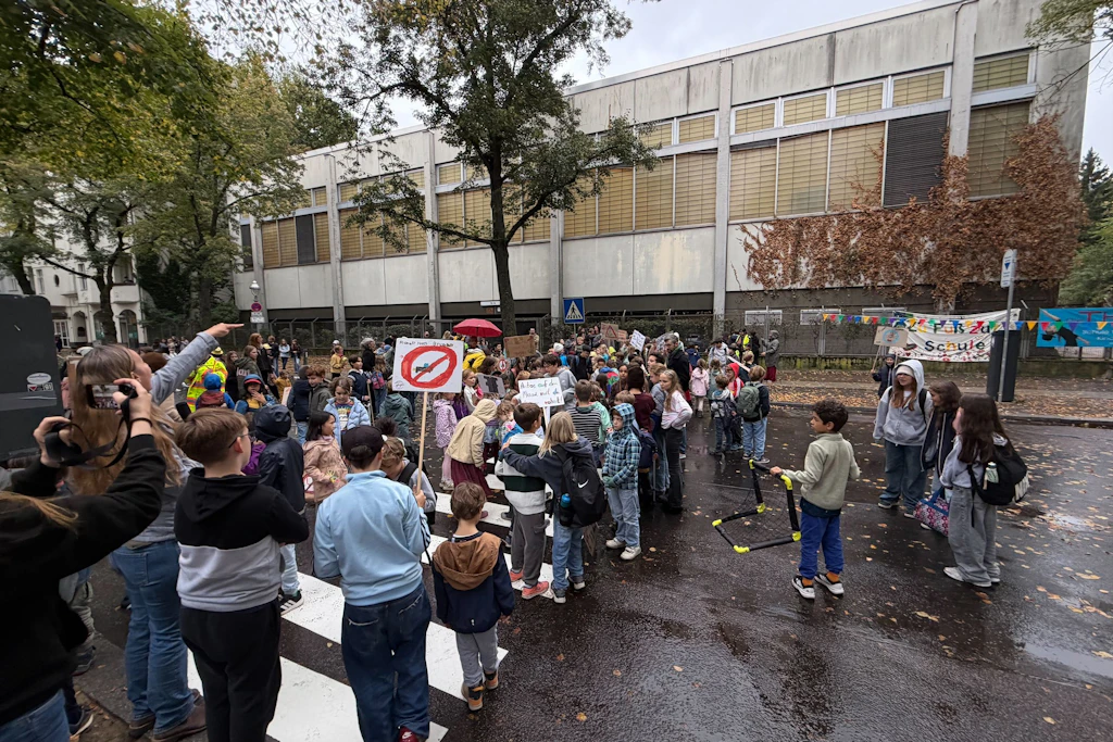 Laut werden für einen sicheren Weg zur Schule: Kinder haben in Charlottenburg einen Zebrastreifen aus Papier auf die Straße gelegt.