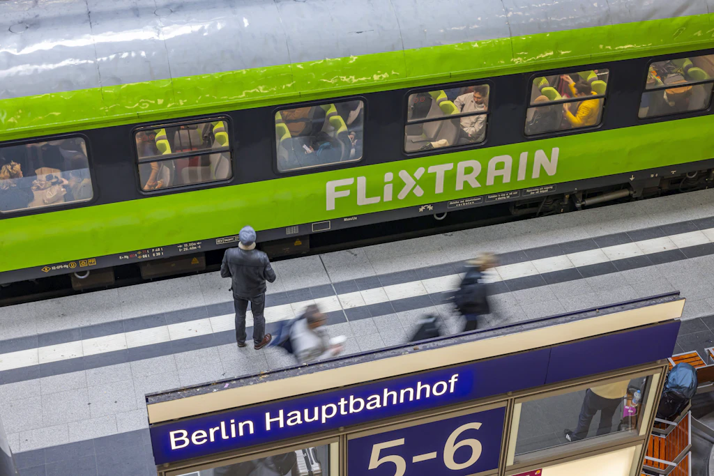 Bald öfter in Berlin: Flixtrain-Zug im Hauptbahnhof