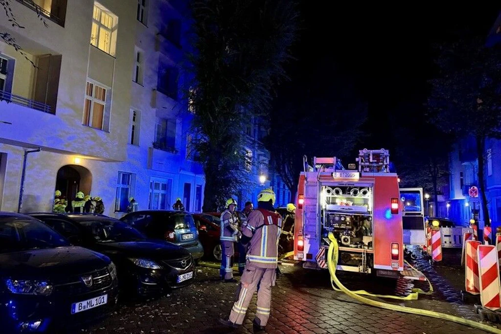 Brand in Wedding: Person springt aus brennender Wohnung auf ein Dach – lebensbedrohlich verletzt