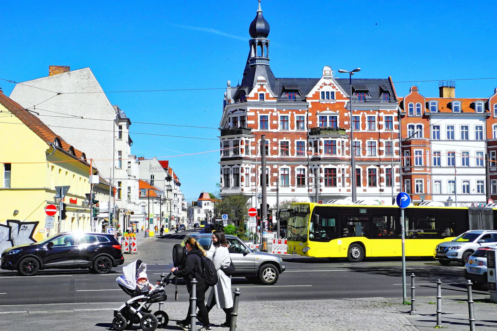 Bus statt Bahn auf dem Schloßplatz in Köpenick: Der Straßenbahnverkehr in der Altstadt bleibt auch im kommenden Jahr unterbrochen, so die BVG.