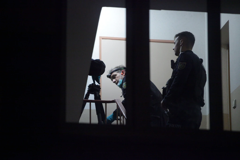 Kriminaltechniker untersuchen den Tatort in dem Pirnaer Wohnhaus und sichern Spuren.