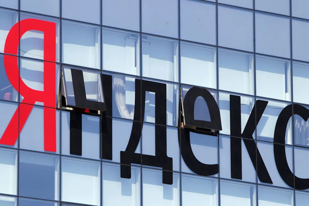Das Yandex-Logo aufgenommen an der Zentrale des Unternehmens in Moskau, Russland.