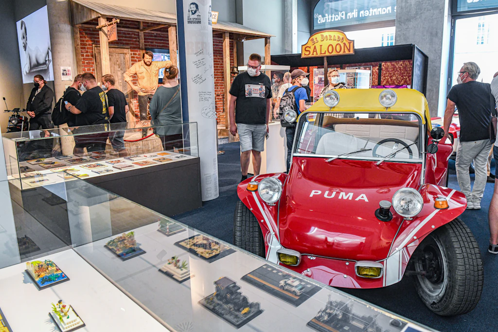 Sogar der legendäre rot-gelbe VW-Buggy aus „Zwei wie Pech und Schwefel“ steht im Bud-Spencer-Museum.