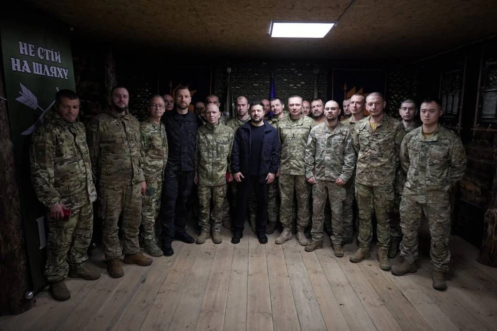 Wolodymyr Selenskyj mit ukrainischen Soldaten und Kommandeuren nahe Lyman am 30. September. Die Truppen waren an der Gegenoffensive „Operation Vivaldi“ beteiligt.