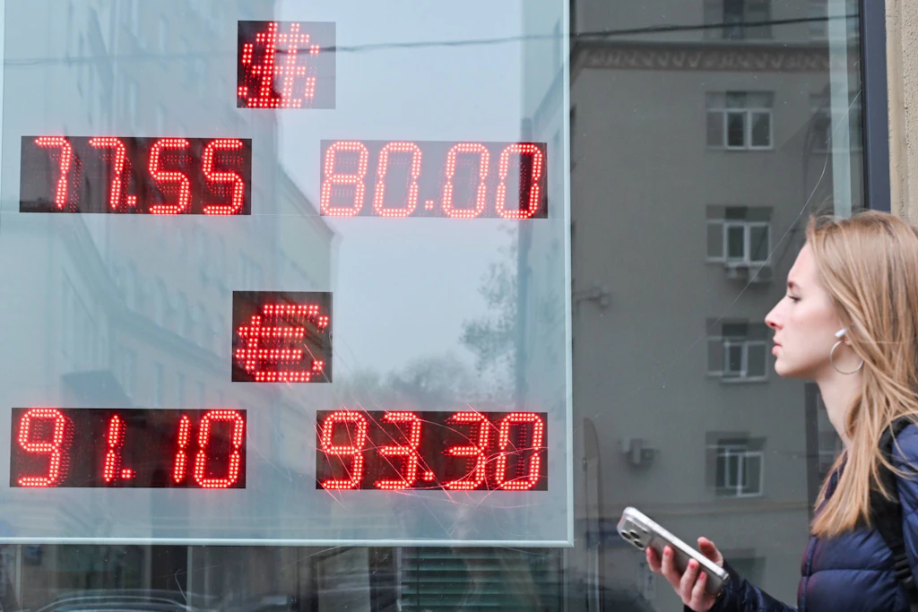 Eine Wechselkurstafel in Moskau zeigt die Kurse von US-Dollar und Euro zum Rubel. Im September legte die russische Währung leicht zu.