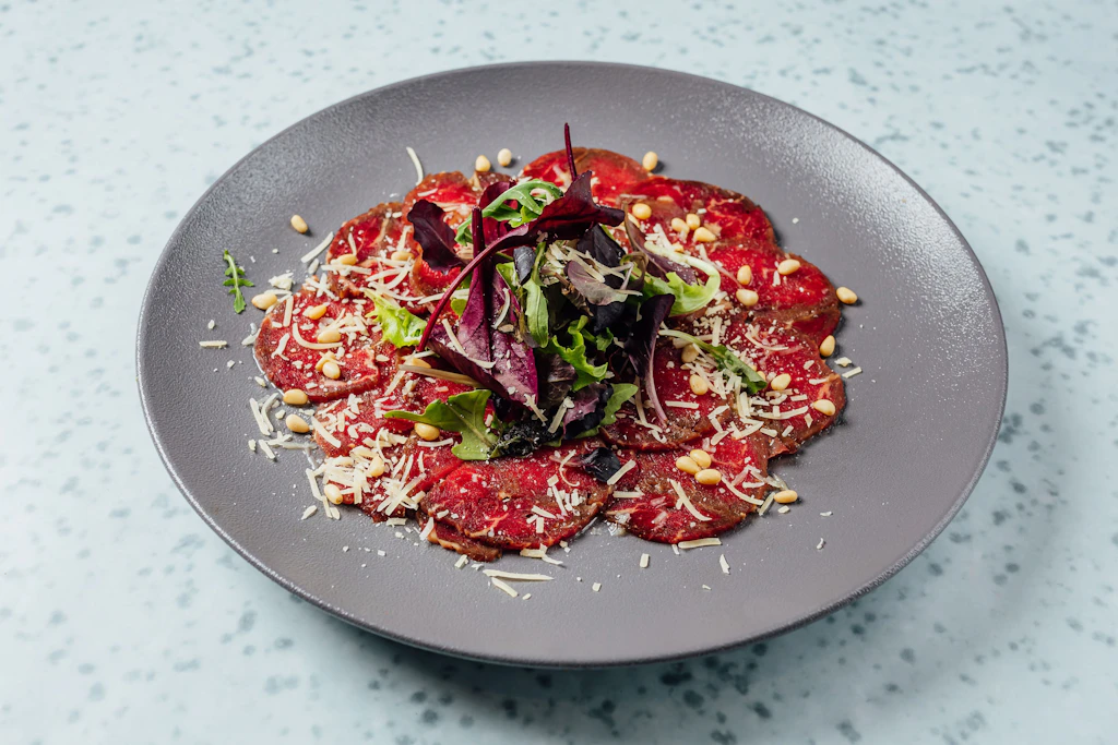 Es muss nicht immer mit Rucola sein: Für ein gutes Carpaccio eignen sich auch andere Salate. (Symbolbild)