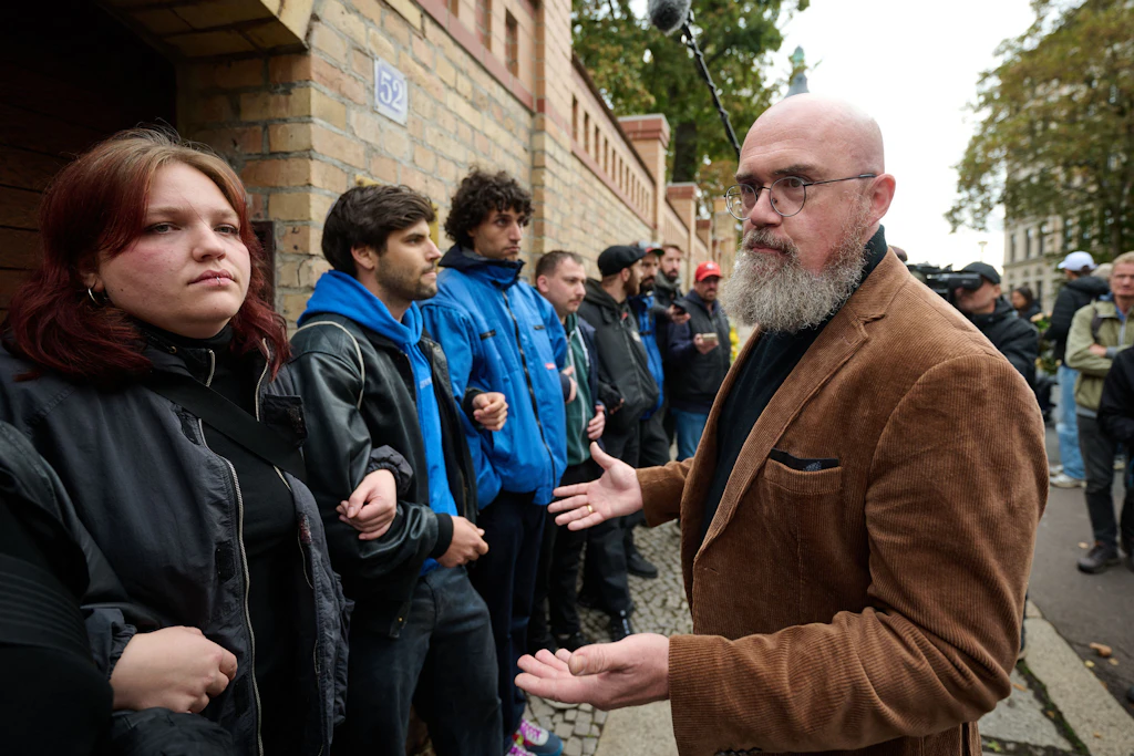 Vertreter der Jüdischen Studierendenunion Deutschlands versperren Hans-Thomas Tillschneider (AfD) den Eingang zur Synagoge.