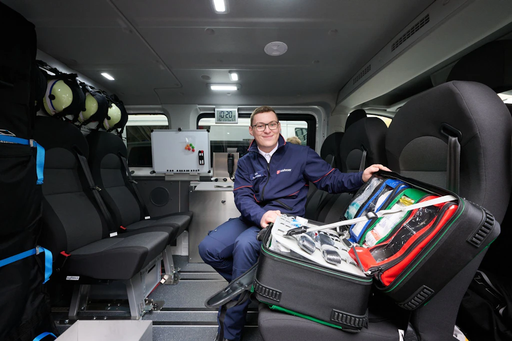 Felix Weber, ehrenamtlicher Rettungssanitäter beim Malteser Hilfswerk, mit einem First-Responder-Rucksack in einem der neuen Katastrophenschutzfahrzeuge