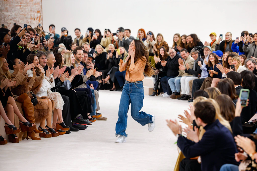 Gilt als Favoritin für die Nachfolge von Anthony Vaccarello bei Saint Laurent: Chemena Kamali, hier im Februar 2024 bei ihrer ersten Show als Kreativdirektorin von Chloé in Paris.