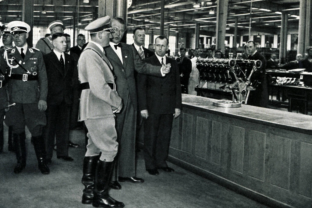 The Times They Are a-Changin: Adolf Hitler und BMW-Chef Franz-Josef Popp im BMW-Werk München-Milbertshofen am 12. Juli 1935.