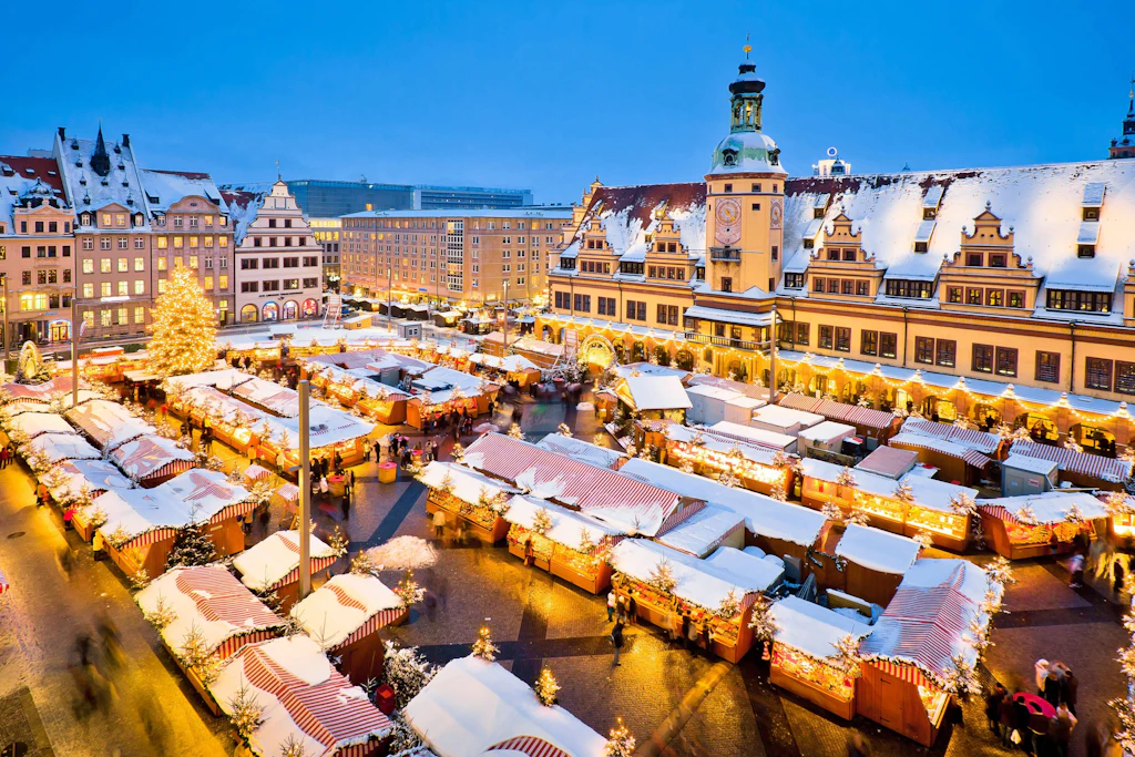 Verschneite Buden vor dem Alten Rathaus: So weiß wie hier auf dem Leipziger Weihnachtsmarkt wird es zum Fest im Flachland nur selten (Symbolbild).