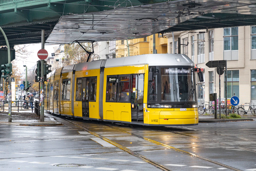 Es war einmal: Eine Straßenbahn biegt in die Schönhauser Allee in Prenzlauer Berg ein. Die M1 ist vielen Unterbrechungen ausgesetzt.