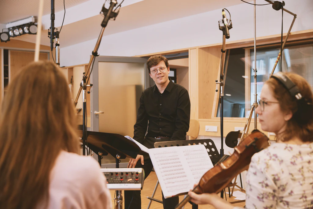 Johannes Grosz bei einer Aufnahmesession im Tonstudio. Für sein erstes Musical sucht der Magdeburger in Peking nach einem neuen Klang.