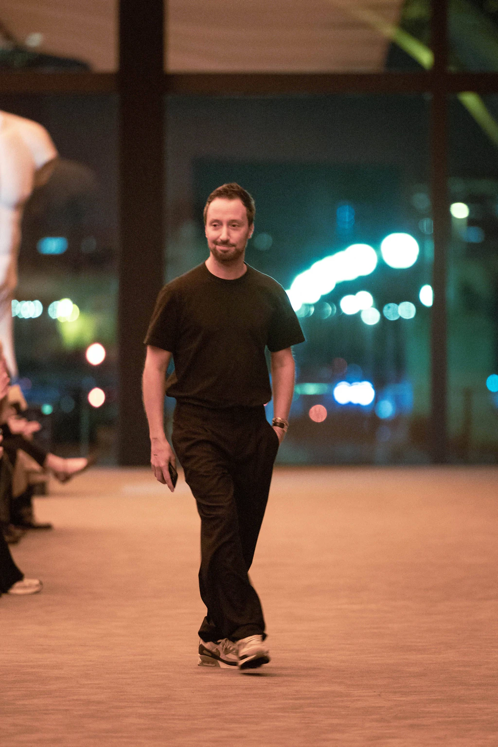 Anthony Vaccarello im März 2026 bei seiner Herbst-Winter-Show für Saint Laurent in Paris. Seine Zeit bei dem Modehaus endet nach zehn Jahren.