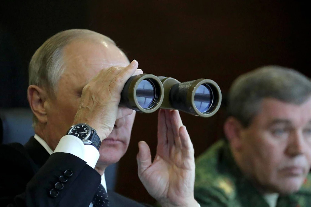 Wladimir Putin bei einem Militärmanöver im Jahr 2017. Gibt es für ihn jetzt noch einen Ausweg aus dem Krieg?