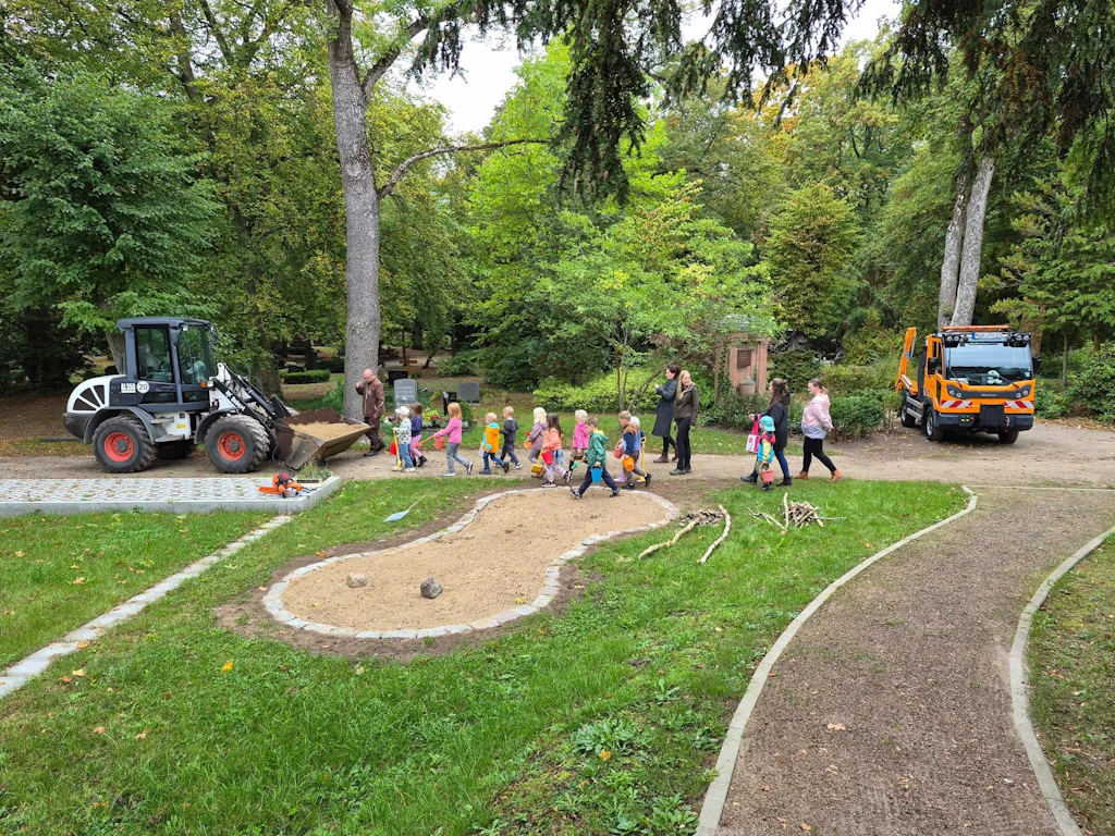 Sandarium in Waren: Kinder der Kita Noahs Kleine Strolche legen eine offene Sandfläche für Wildbienen an.