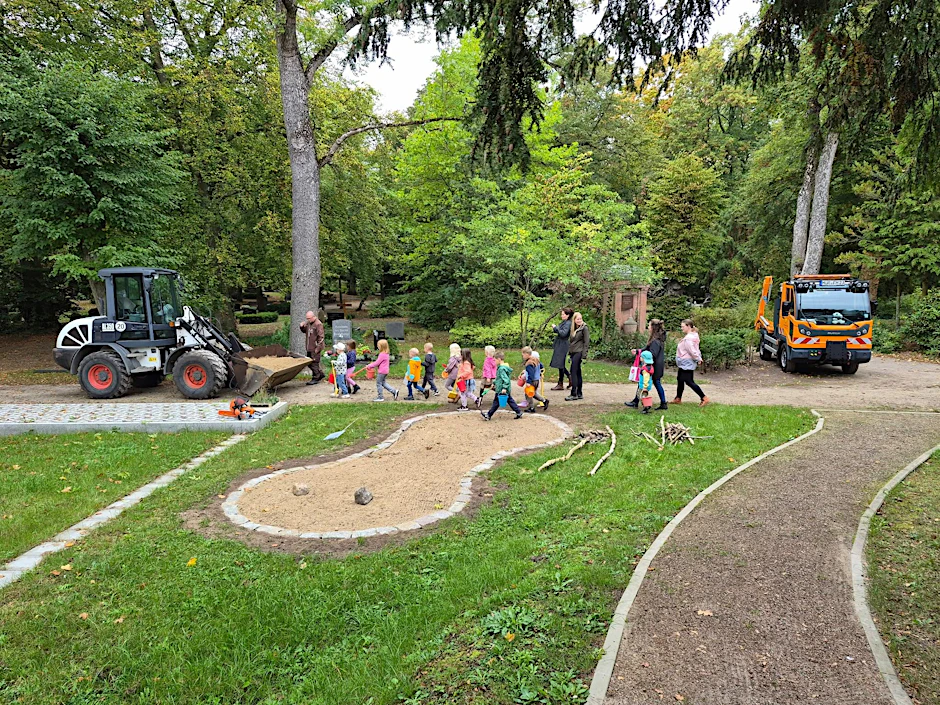 Waren legt mit Kita-Kindern ein Sandarium für Wildbienen an