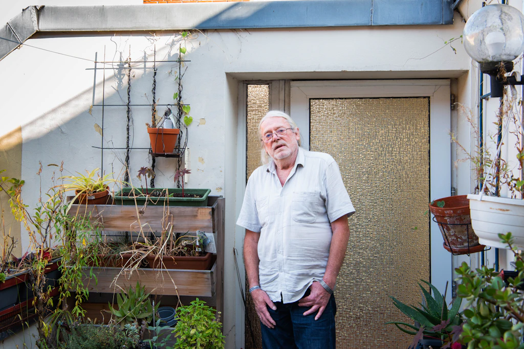 Harald Hauswald auf seinem Balkon mit Kräutergarten.