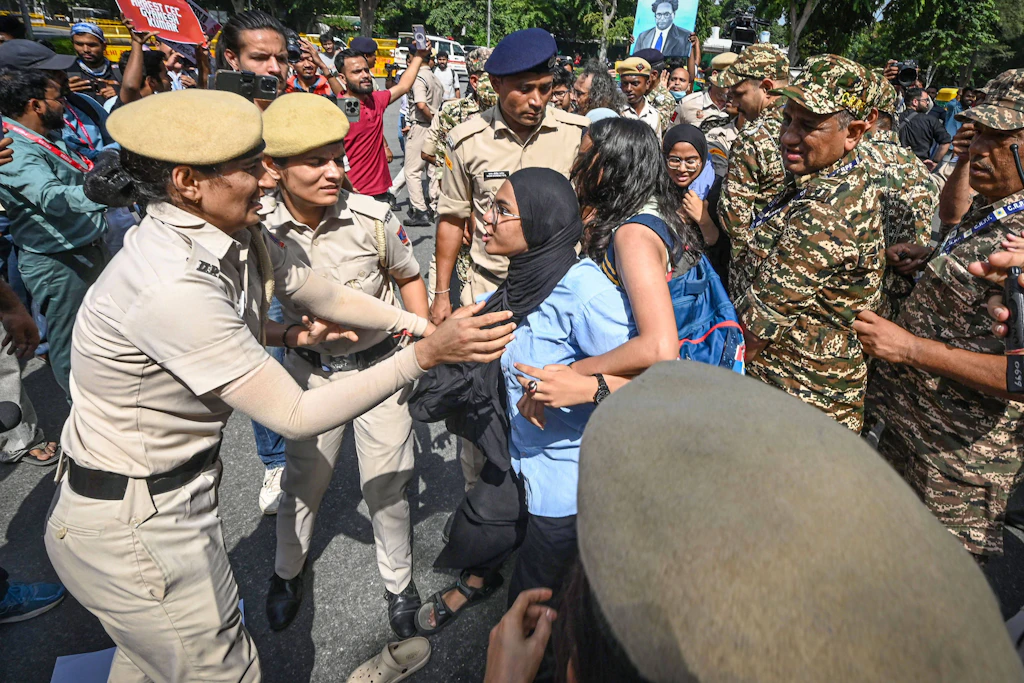 Demonstranten fordern am 2. Oktober 2026 in Neu-Delhi den Rücktritt des obersten Wahlleiters Gyanesh Kumar. Die Polizei nimmt mehrere Teilnehmer fest.