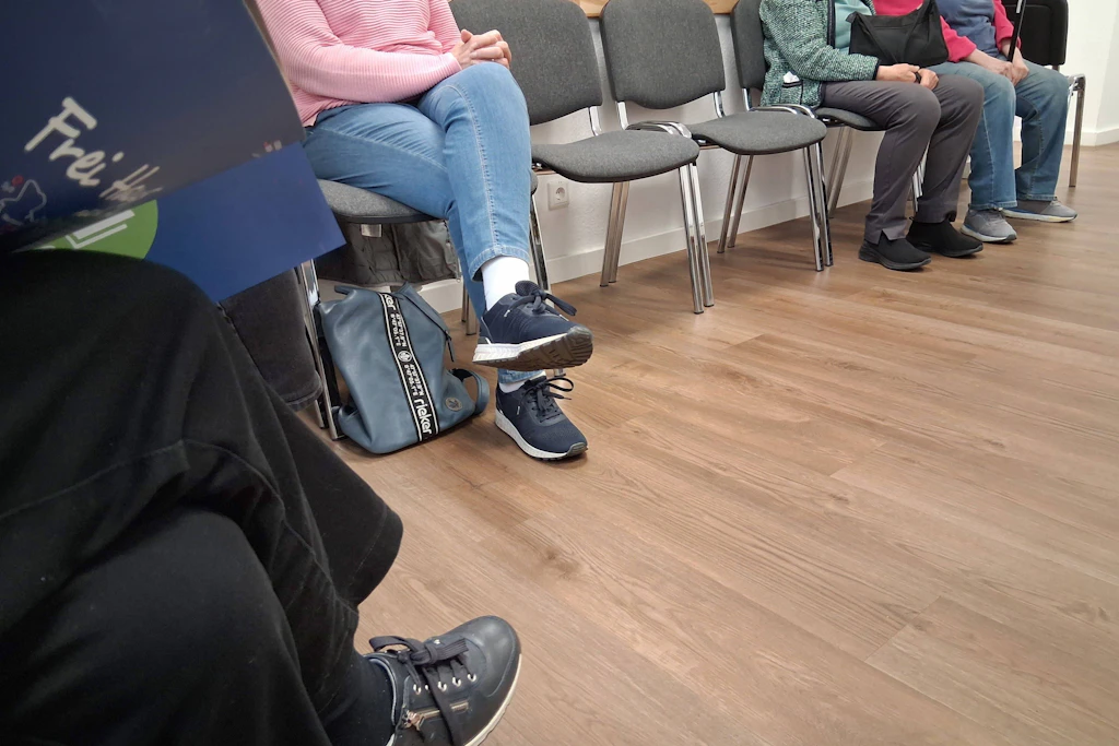 Wartezimmer einer Hausarztpraxis: Die TK hat mehrere Hausarztverträge zum Jahresende gekündigt. Die Hausärztin Laura Dalhaus hält die Begründung der Kasse für falsch.