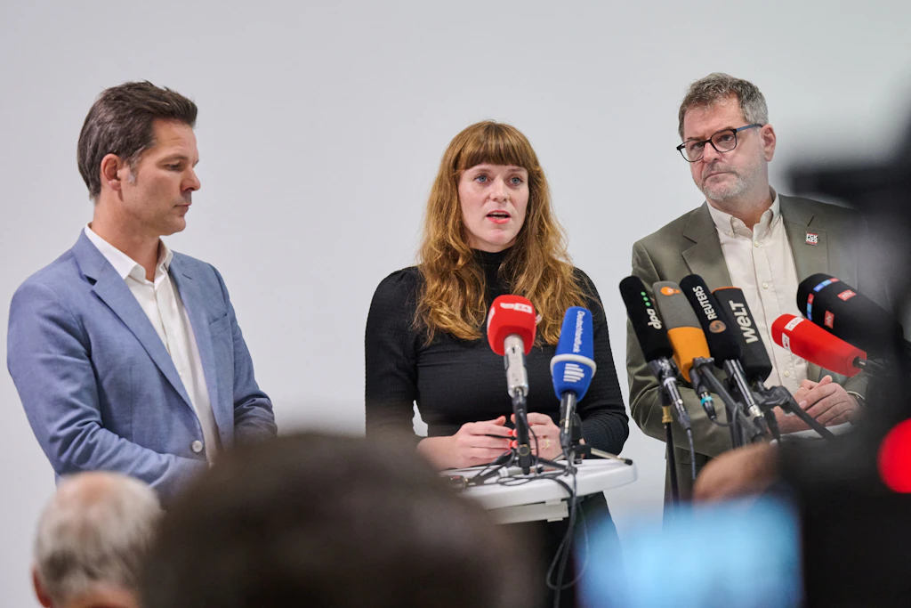 SPD-Spitzenkandidat Steffen Krach (links), Linke-Landeschefin Kerstin Wolter und Grünen-Spitzenkandidat Werner Graf nach Gesprächen zur Regierungsbildung.