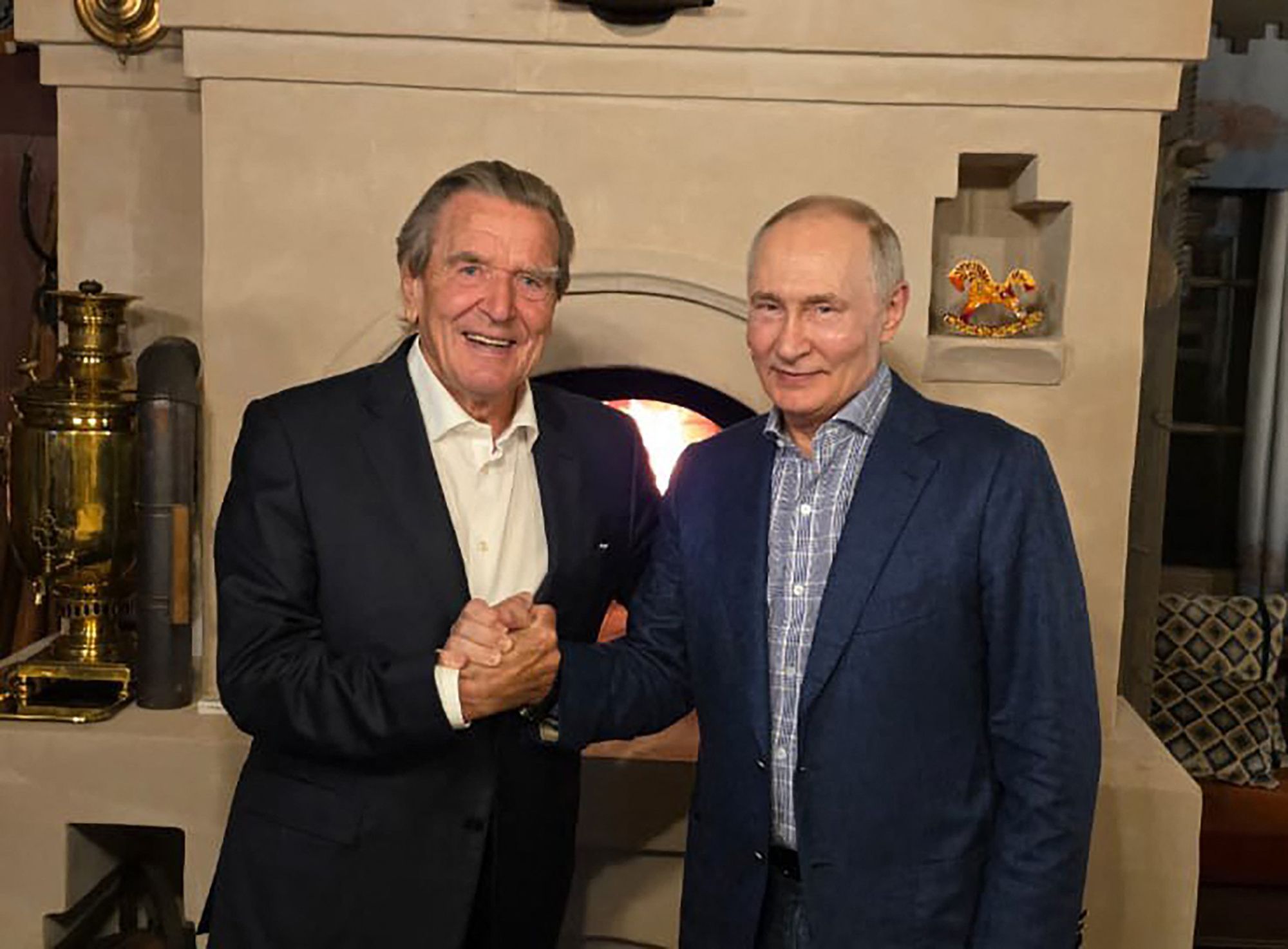 Schröder auf Putins Party: Der letzte Draht nach Moskau führt über die Geburtstagstorte