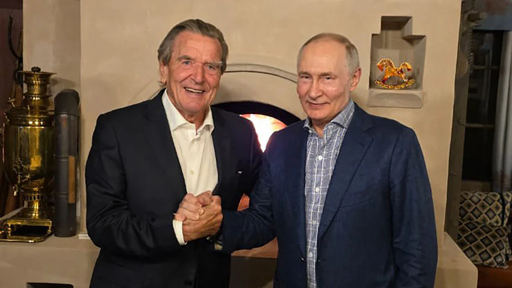 Alte Freunde am Kamin. Gerhard Schröder besuchte Wladimir Putin an dessen 74. Geburtstag, das Foto verbreitete der Kreml.