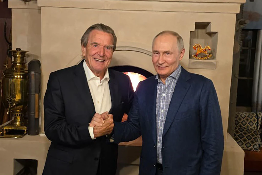 Alte Freunde am Kamin. Gerhard Schröder besuchte Wladimir Putin an dessen 74. Geburtstag, das Foto verbreitete der Kreml.