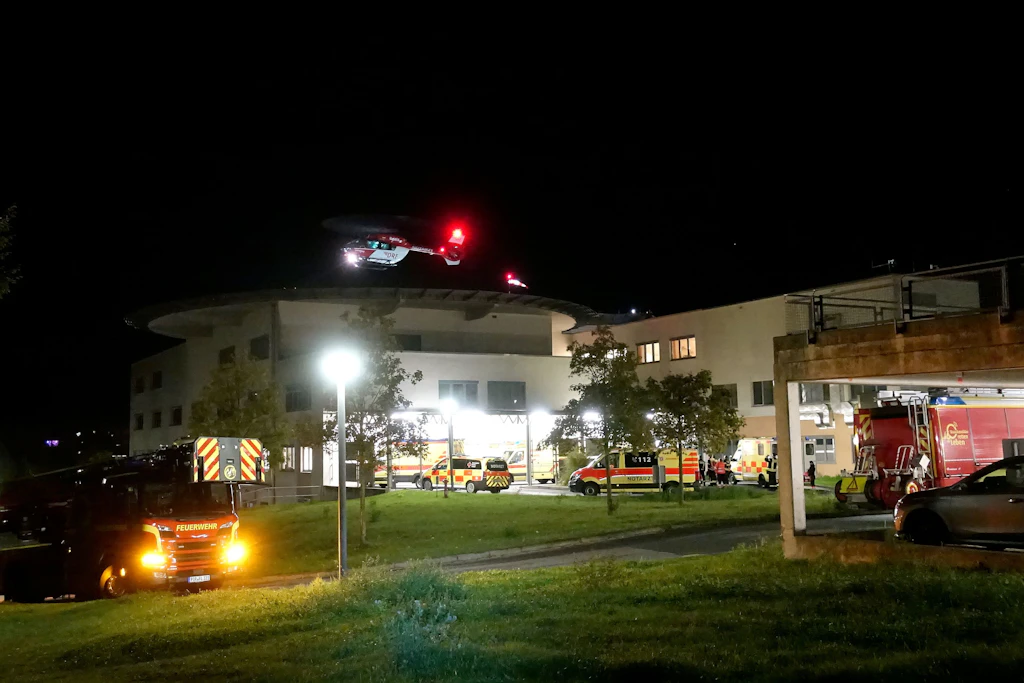 Ein Rettungshubschrauber flog das schwer verletzte Opfer von Pirna in das Universitätskrankenhaus nach Dresden.