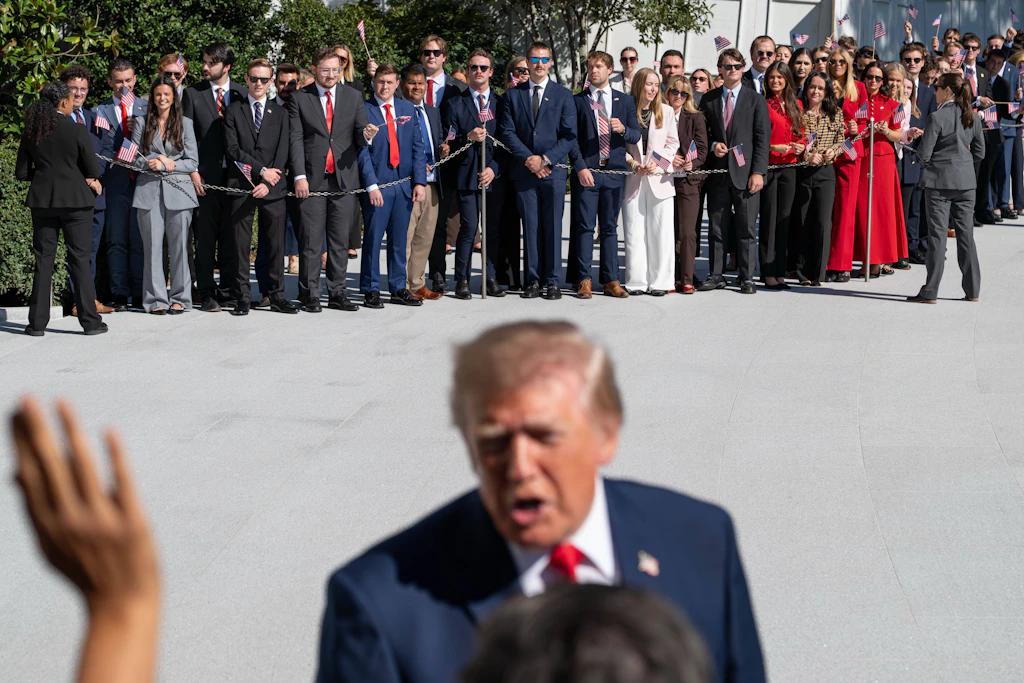 Donald Trump beantwortet vor dem Weißen Haus in Washington Fragen von Journalisten.