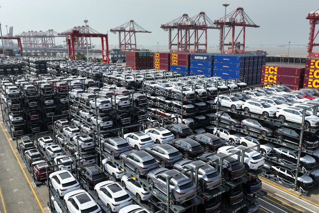 Peking: Eine Luftaufnahme zeigt chinesische Autos mit Hybrid- oder Elektroantrieb für den Export.
