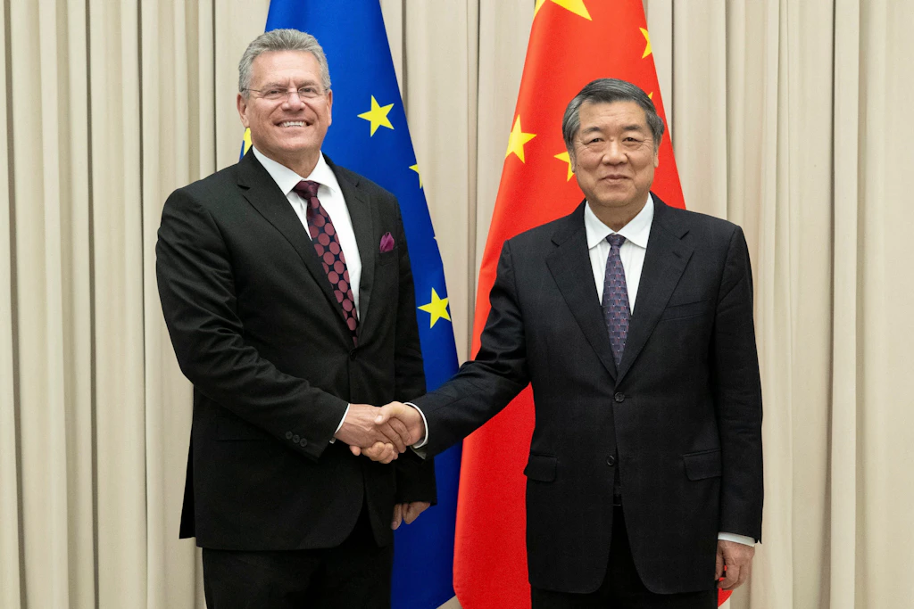 Der chinesische Vize-Ministerpräsident He Lifeng (r) schüttelt dem EU-Kommissar für Handel und wirtschaftliche Sicherheit, Maros Sefcovic, die Hand.