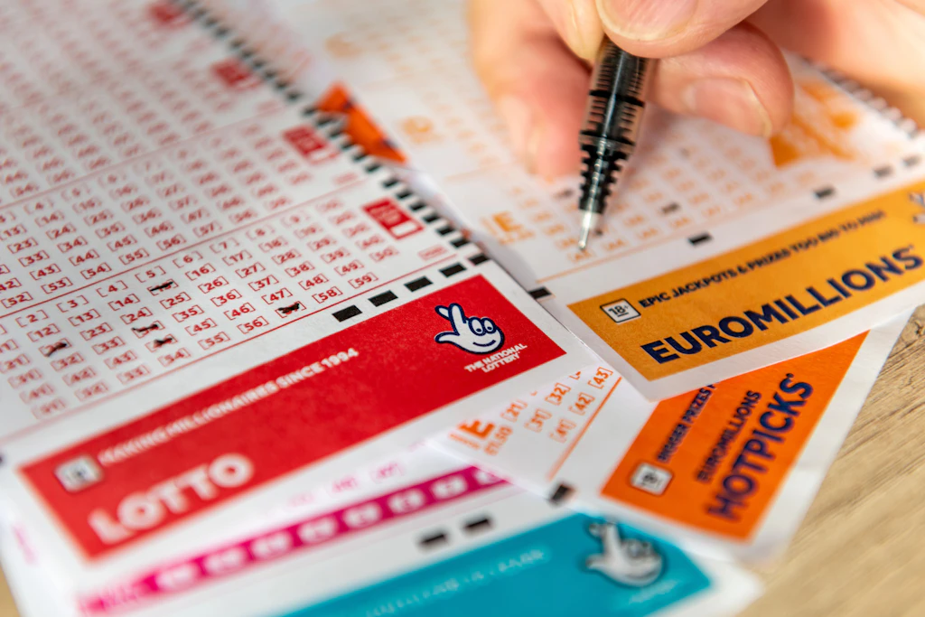 Spielscheine der britischen National Lottery: Mit einer Reihe bei Euromillions Hotpicks gewann Charlotte Peart eine Million Pfund. Ihren Tipp gab sie allerdings online ab (Symbolbild).