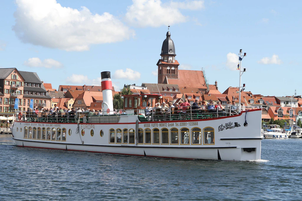 Ein Ausflugsdampfer verlässt den Stadthafen von Waren (Müritzkreis).