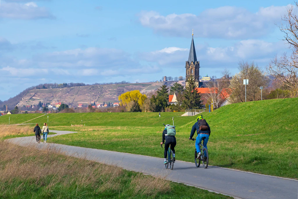 Elberadweg: Zwischen Flügelwegbrücke und Altkaditz läuft ab Montag ein Jahr lang der Ausbau des Hochwasserschutzes (Symbolbild).