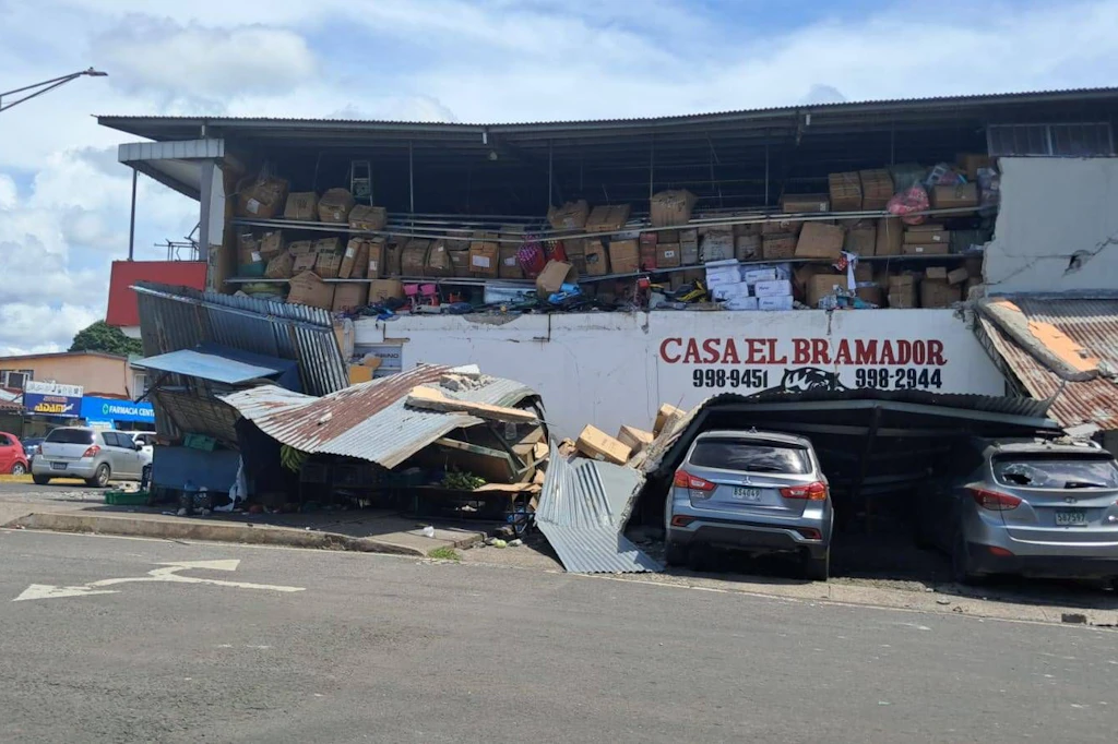 Ein beschädigtes Gebäude in Soná in der panamaischen Provinz Veraguas nach dem schweren Erdbeben am Freitag.