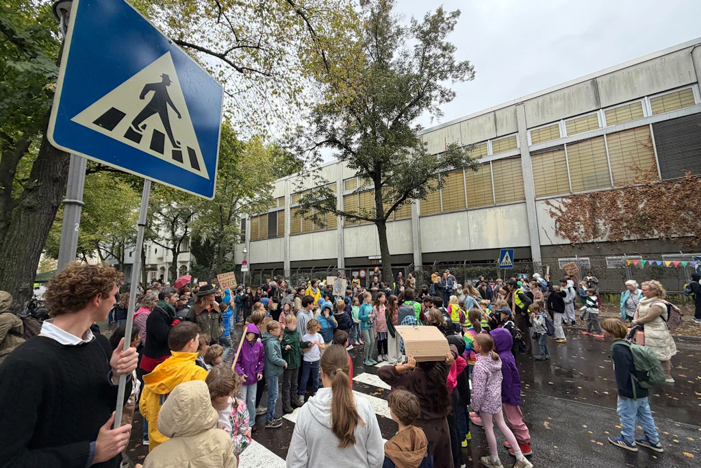 Die Kinder der Paula-Fürst-Gemeinschaftsschule demonstrieren für einen Zebrastreifen.