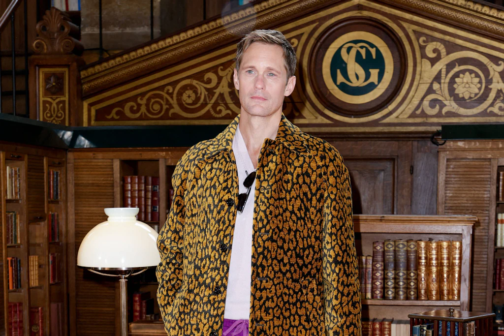 Alexander Skarsgård traut sich was.
