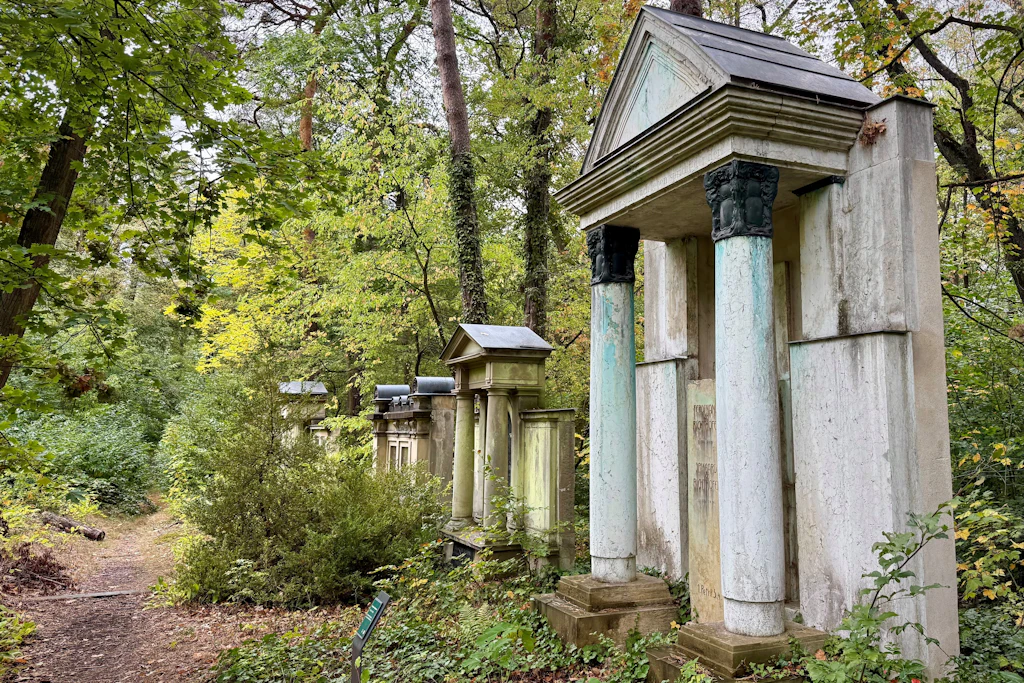 Südwestkirchhof Stahnsdorf: Die Gräber auf diesem Waldfriedhof sind teilweise sehr imposant.