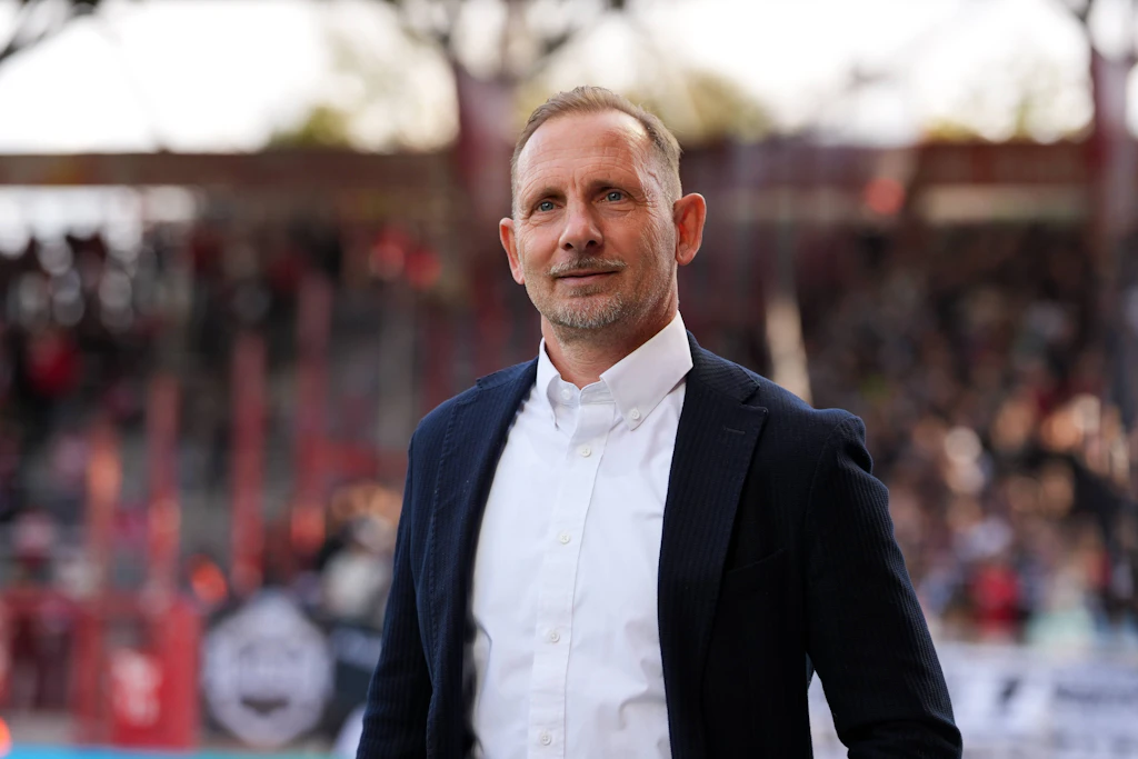 Mauro Lustrinelli feierte im fünften Anlauf seinen ersten Sieg als Trainer in der Fußball-Bundesliga.
