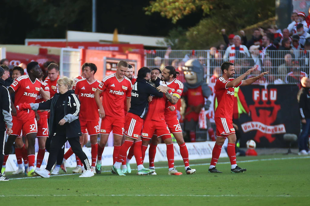 Ekstase in rot und weiß: Livan Burcu (3.v.r.) erlöst Union mit seinem Tor gegen Elversberg.